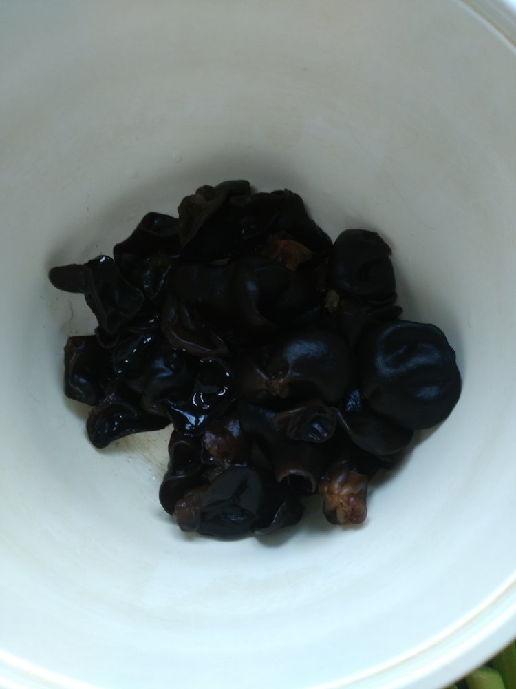 木耳炒蒜苗步骤2