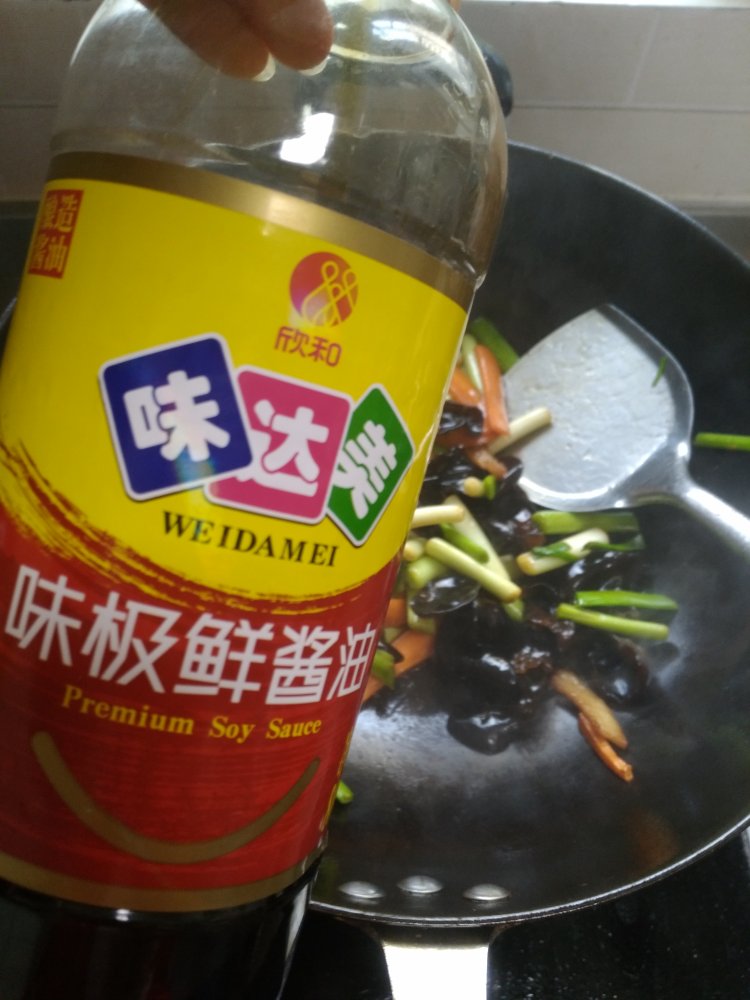 木耳炒蒜苗步骤7