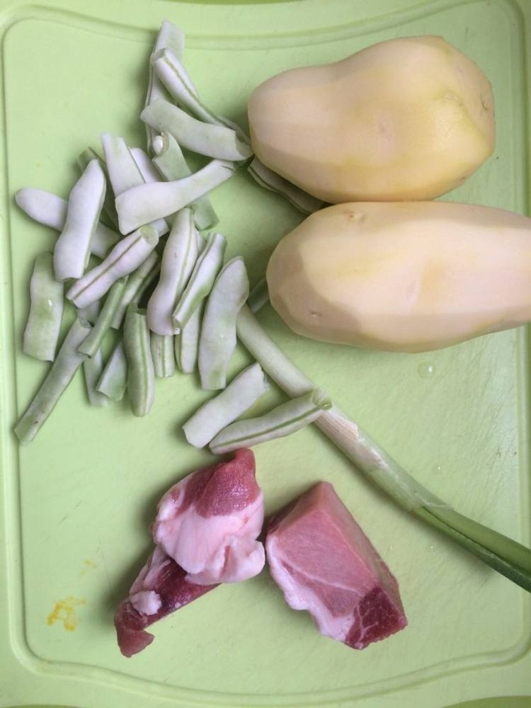 猪肉土豆炖芸豆步骤1