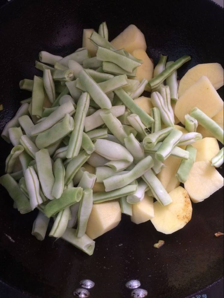 猪肉土豆炖芸豆步骤5