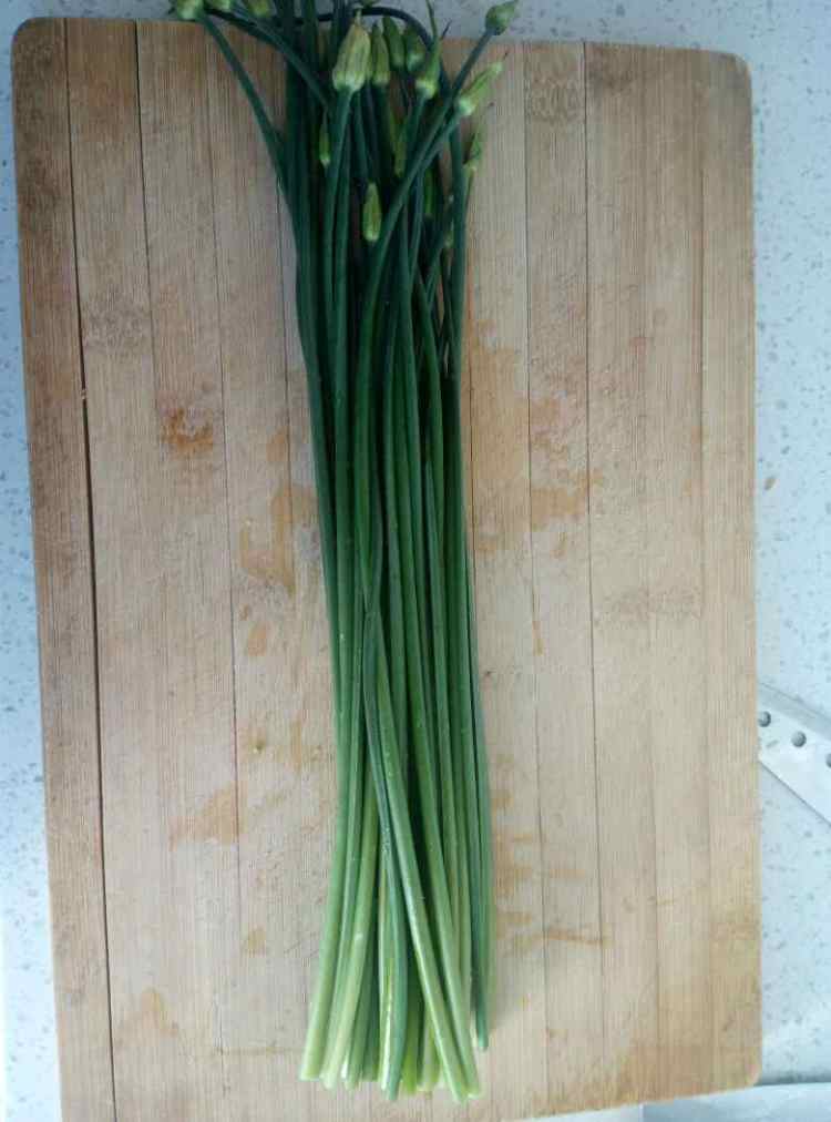 韭菜苔炒肉丝步骤1