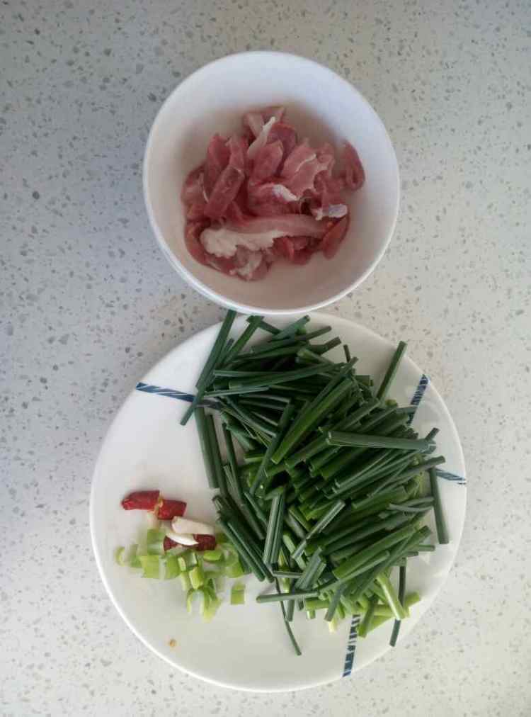 韭菜苔炒肉丝步骤2