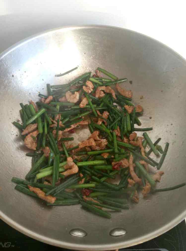 韭菜苔炒肉丝步骤7