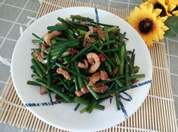 韭菜苔炒肉丝步骤8