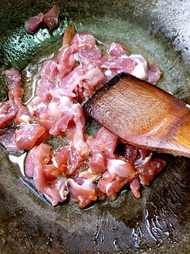 萝卜干炒猪肉步骤3