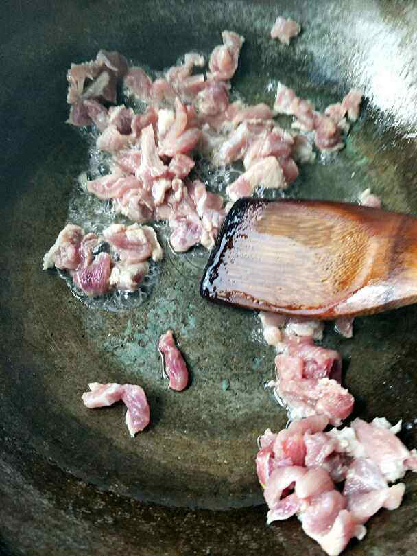 猪肉炒紫豆角步骤4