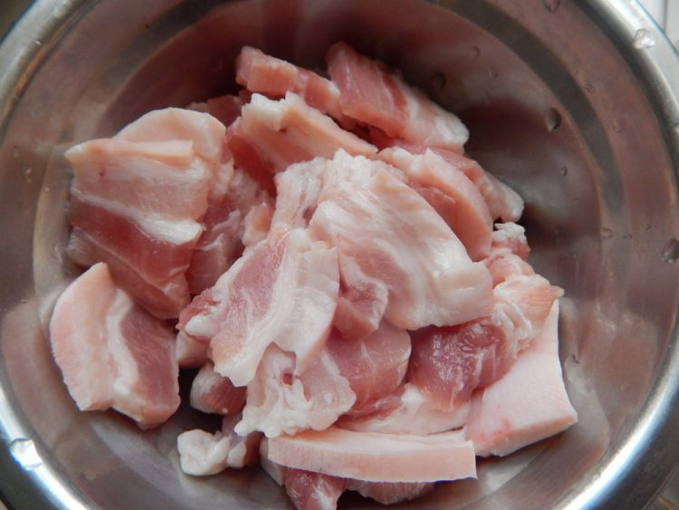 土豆片炒猪肉步骤1