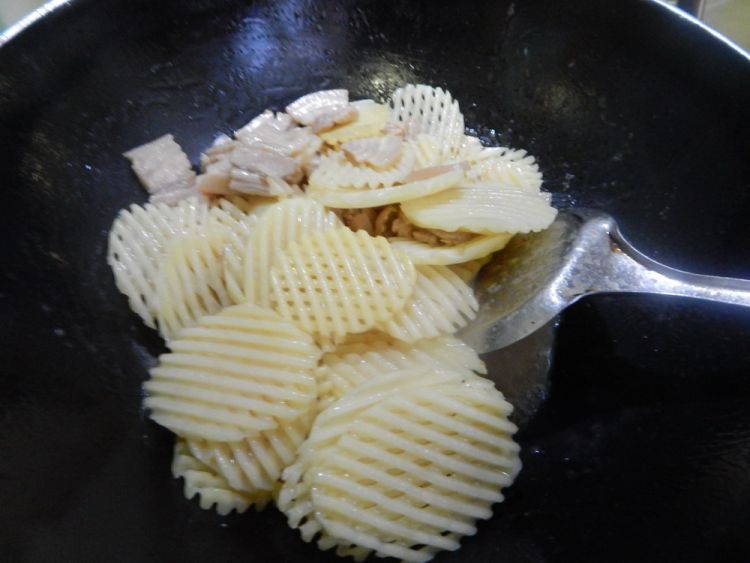 土豆片炒猪肉步骤7