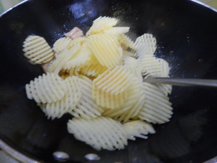 土豆片炒猪肉步骤6