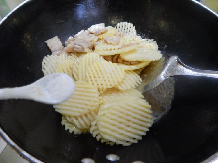 土豆片炒猪肉步骤8