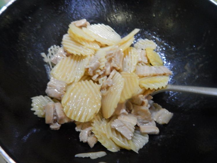 土豆片炒猪肉步骤9