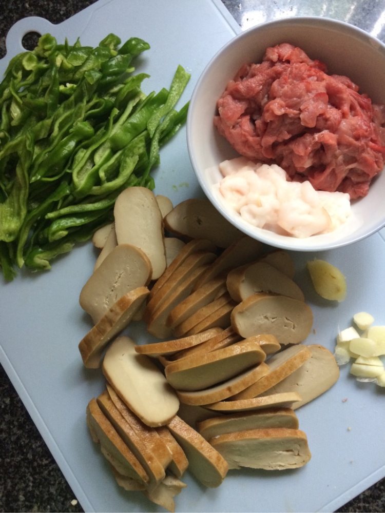 青椒豆干炒肉步骤1
