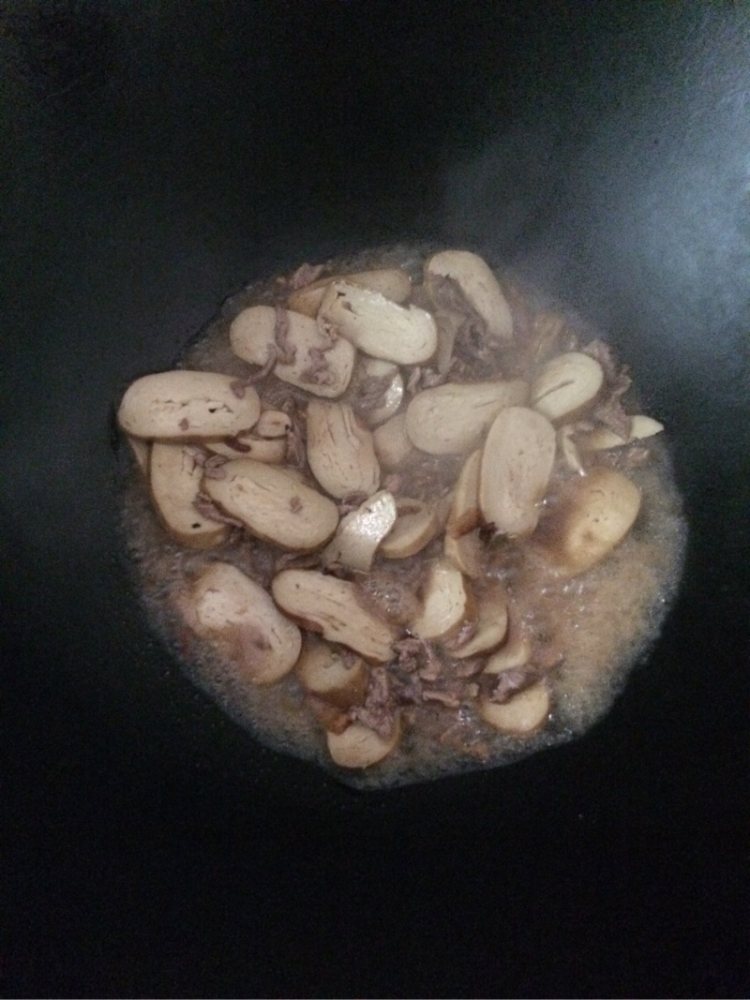 青椒豆干炒肉步骤5