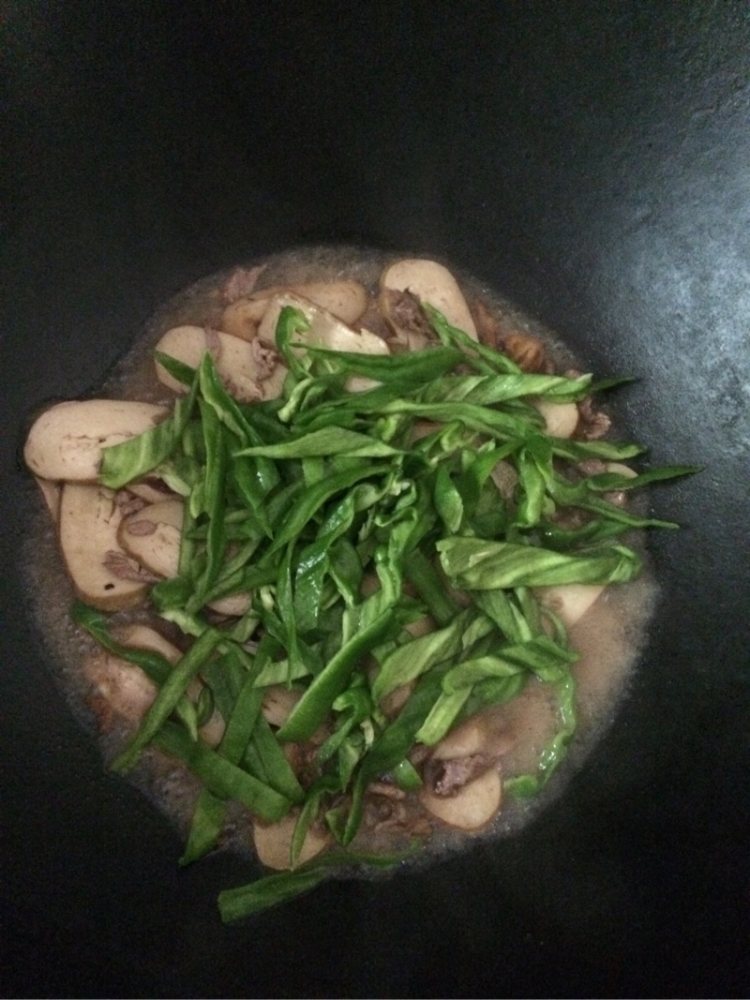 青椒豆干炒肉步骤6