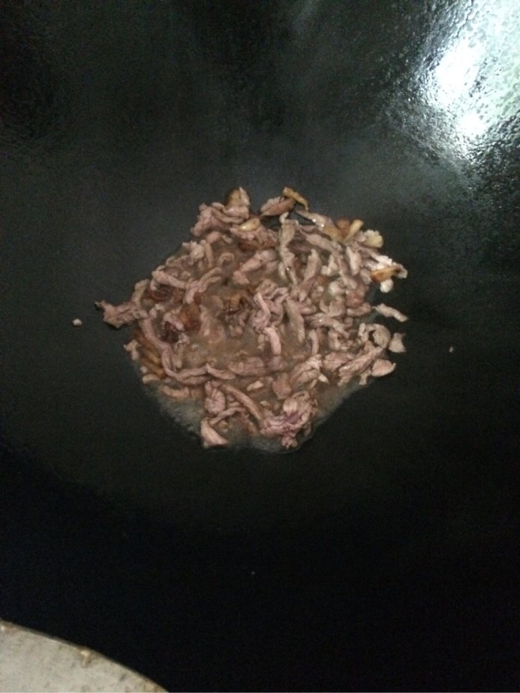 青椒豆干炒肉步骤4