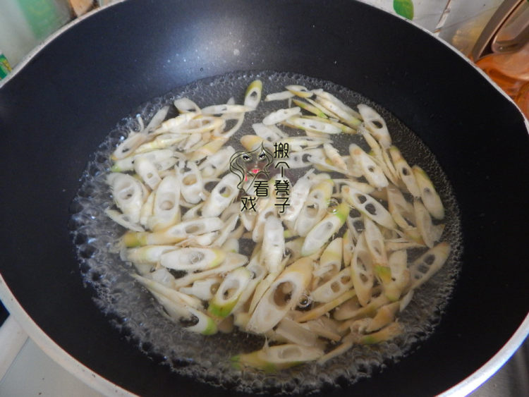 笋尖炒肉步骤2