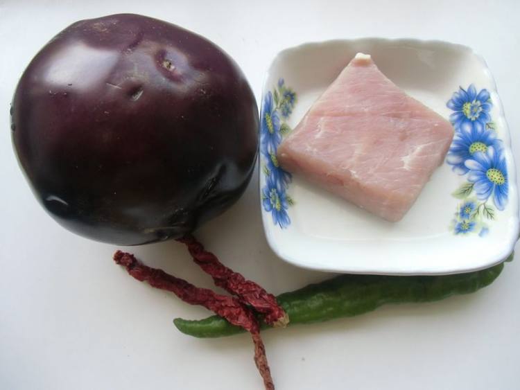 茄子炒肉步骤1