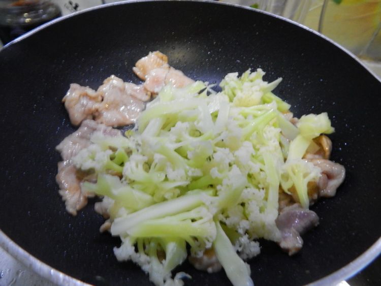 鲜露花菜炒肉步骤6