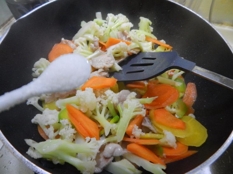 鲜露花菜炒肉步骤9