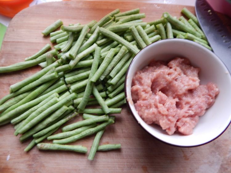 油辣子肉末豆角步骤1
