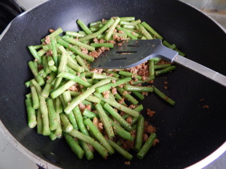 油辣子肉末豆角步骤8