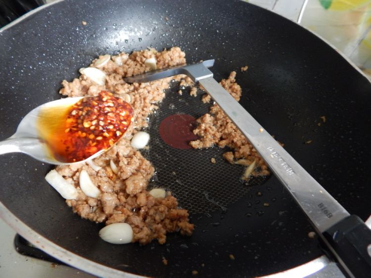 油辣子肉末豆角步骤6