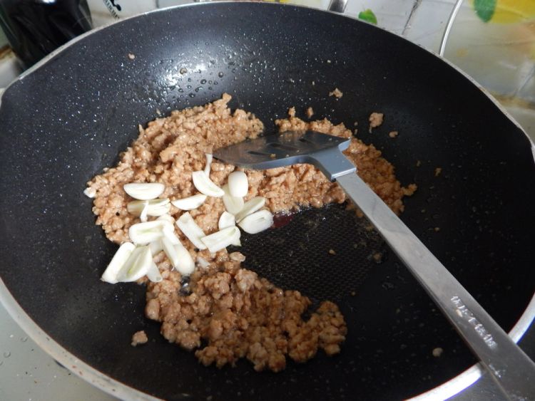 油辣子肉末豆角步骤5