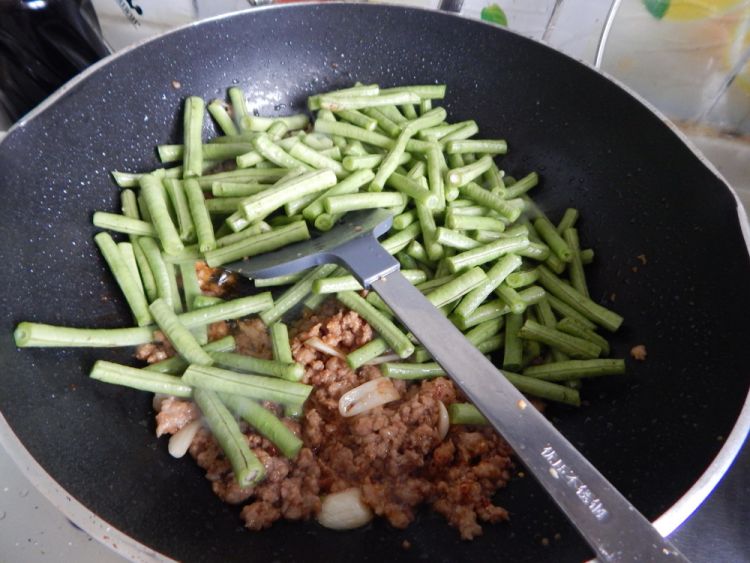 油辣子肉末豆角步骤7