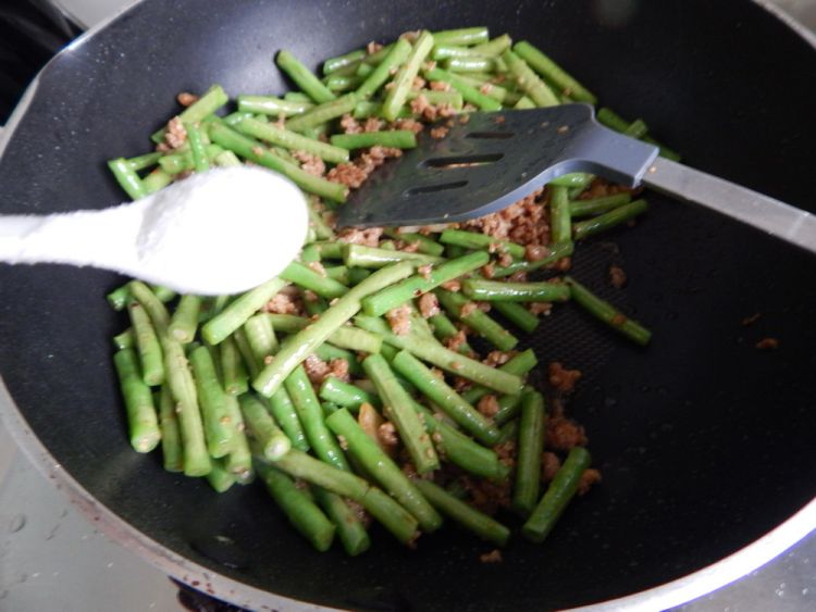 油辣子肉末豆角步骤9