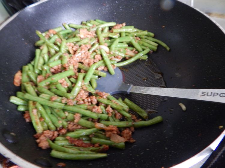 油辣子肉末豆角步骤11