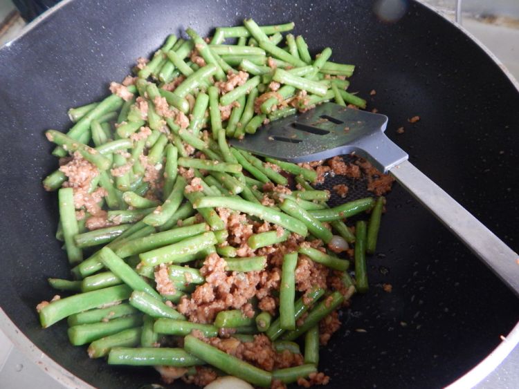 油辣子肉末豆角步骤10
