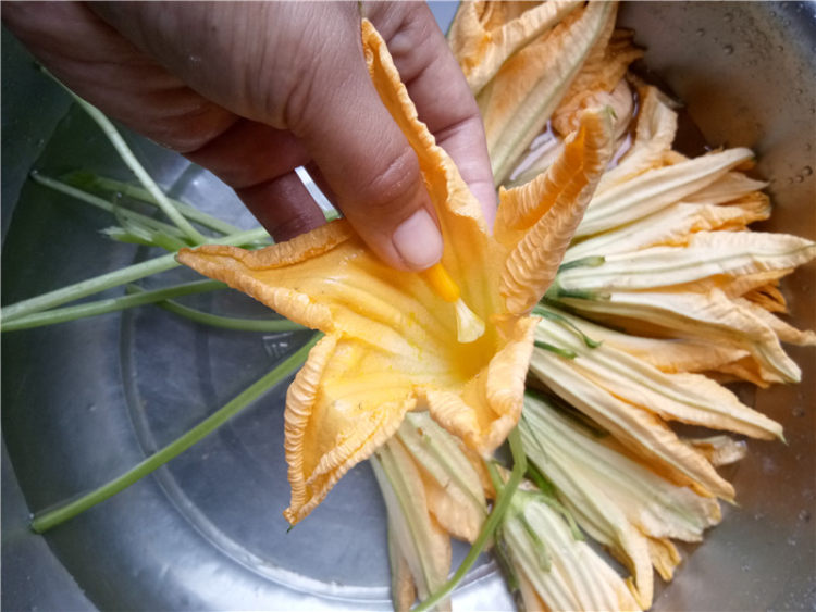 酿南瓜花步骤5