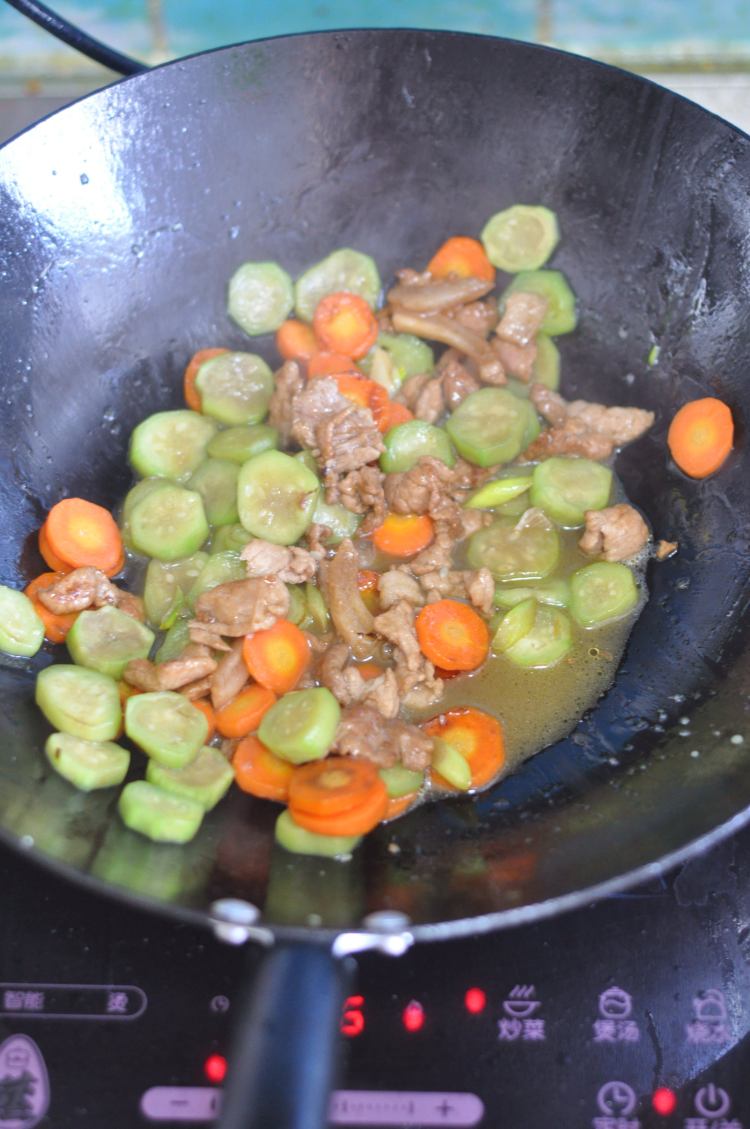 丝瓜小炒肉步骤8