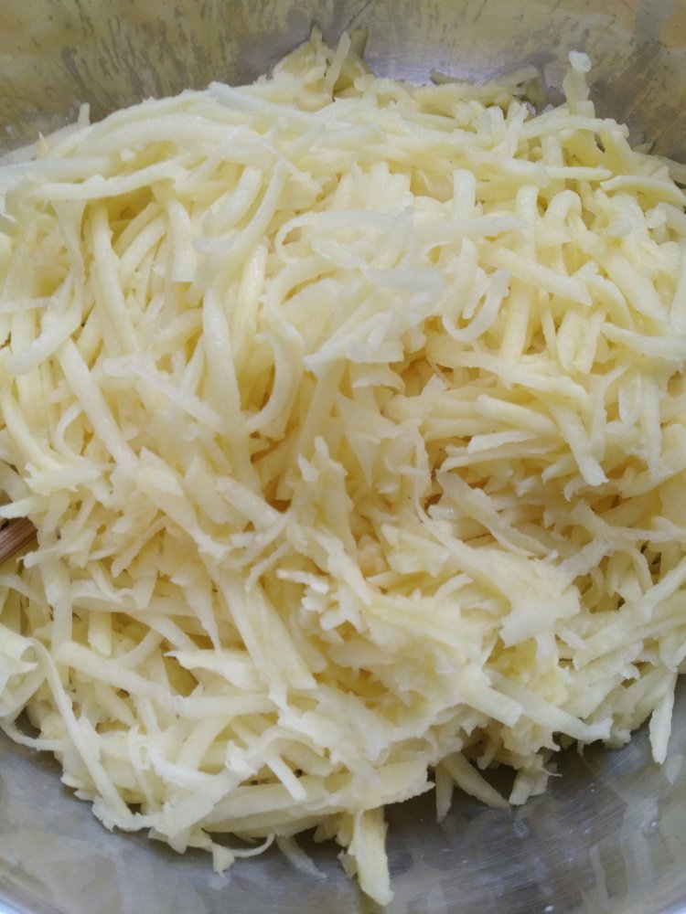 肉丁土豆饼步骤2