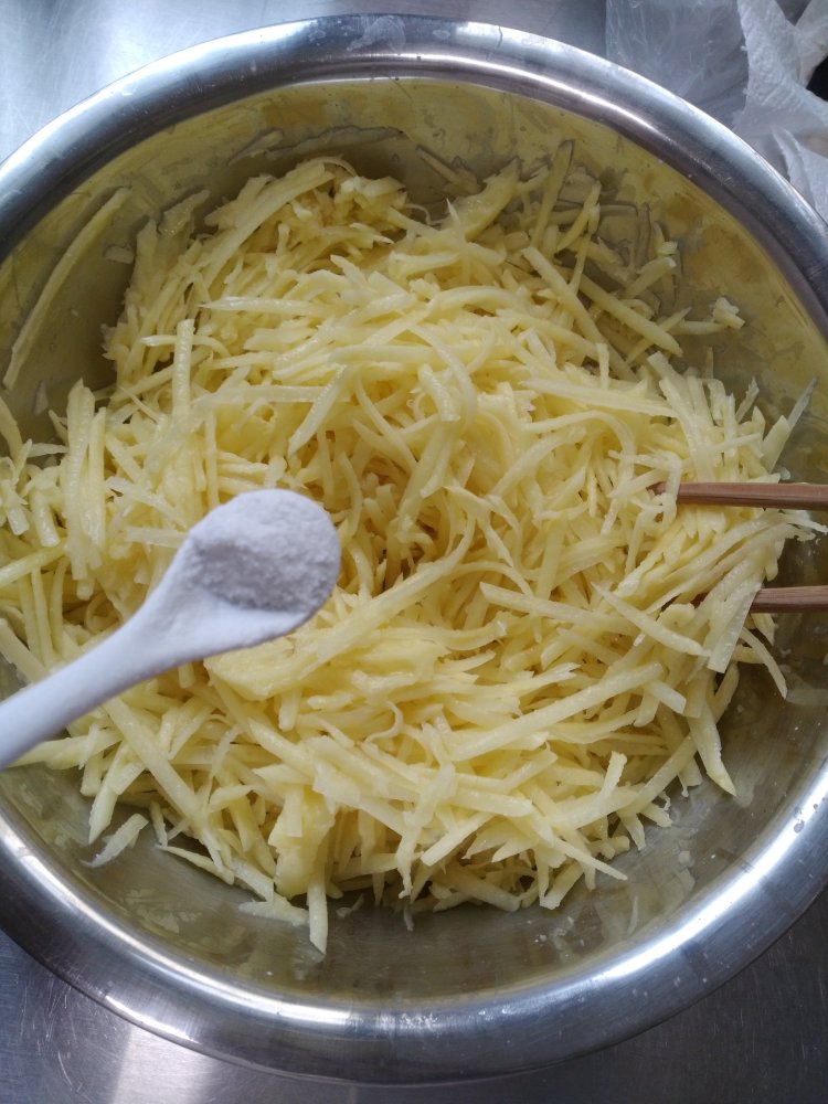 肉丁土豆饼步骤3