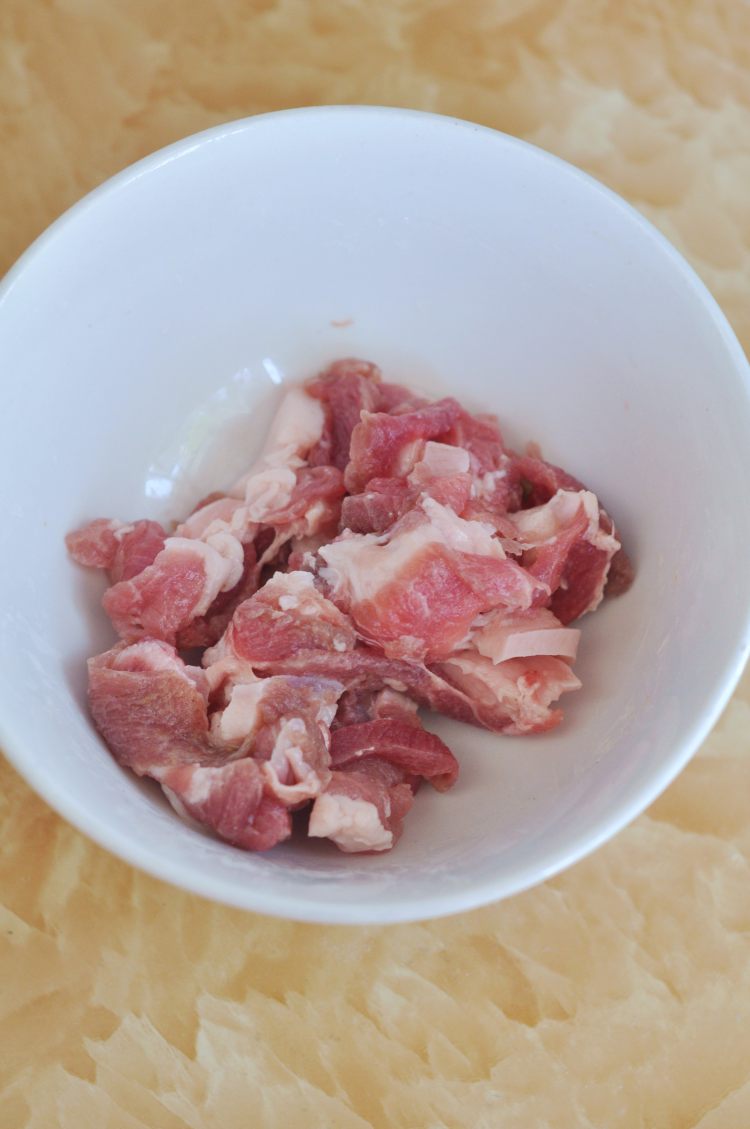 洋葱木耳炒肉步骤1