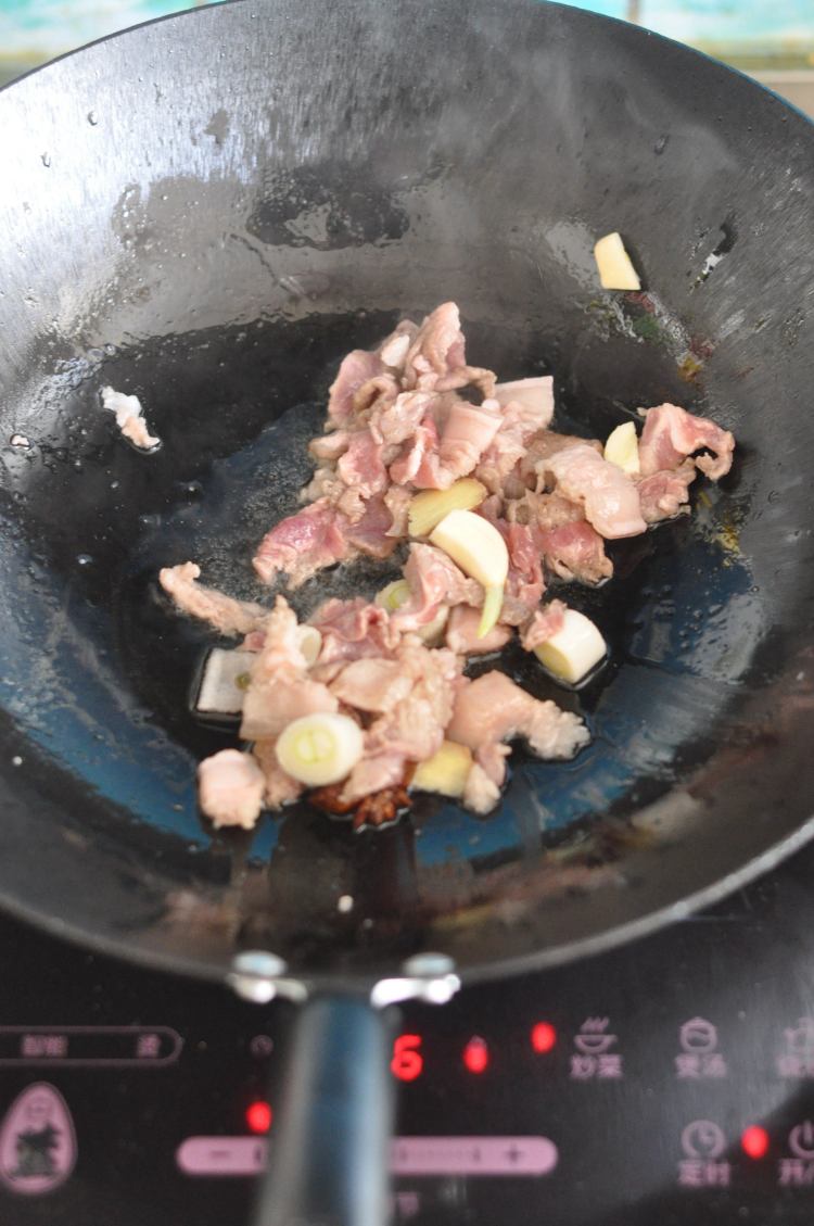 洋葱木耳炒肉步骤2