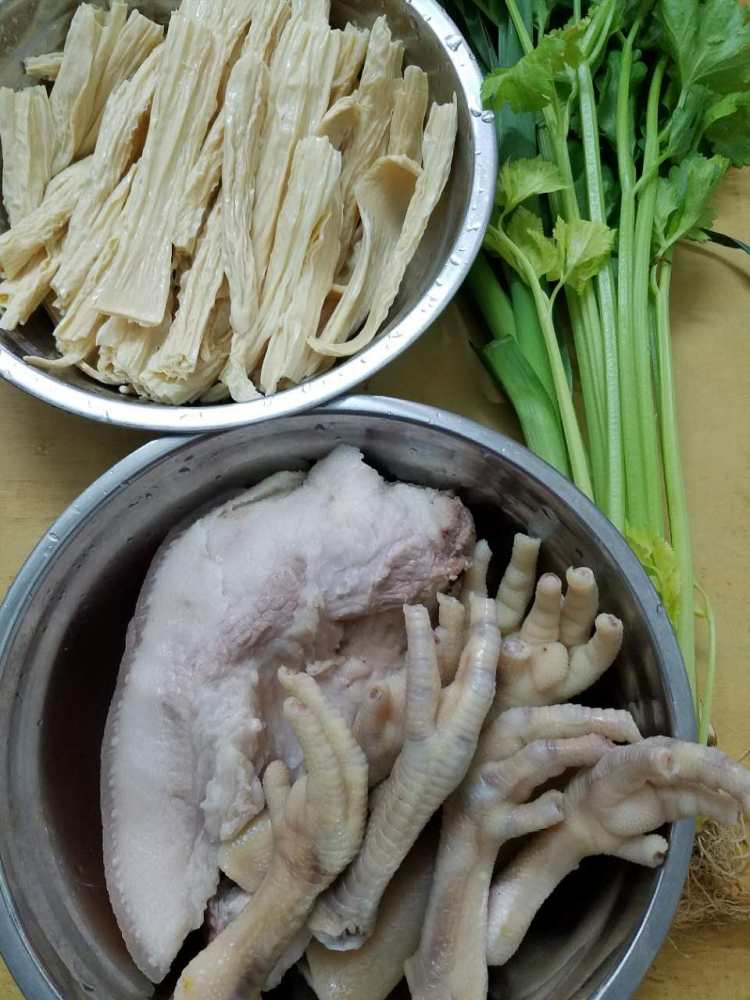 鸡脚猪肉腐竹煲步骤1
