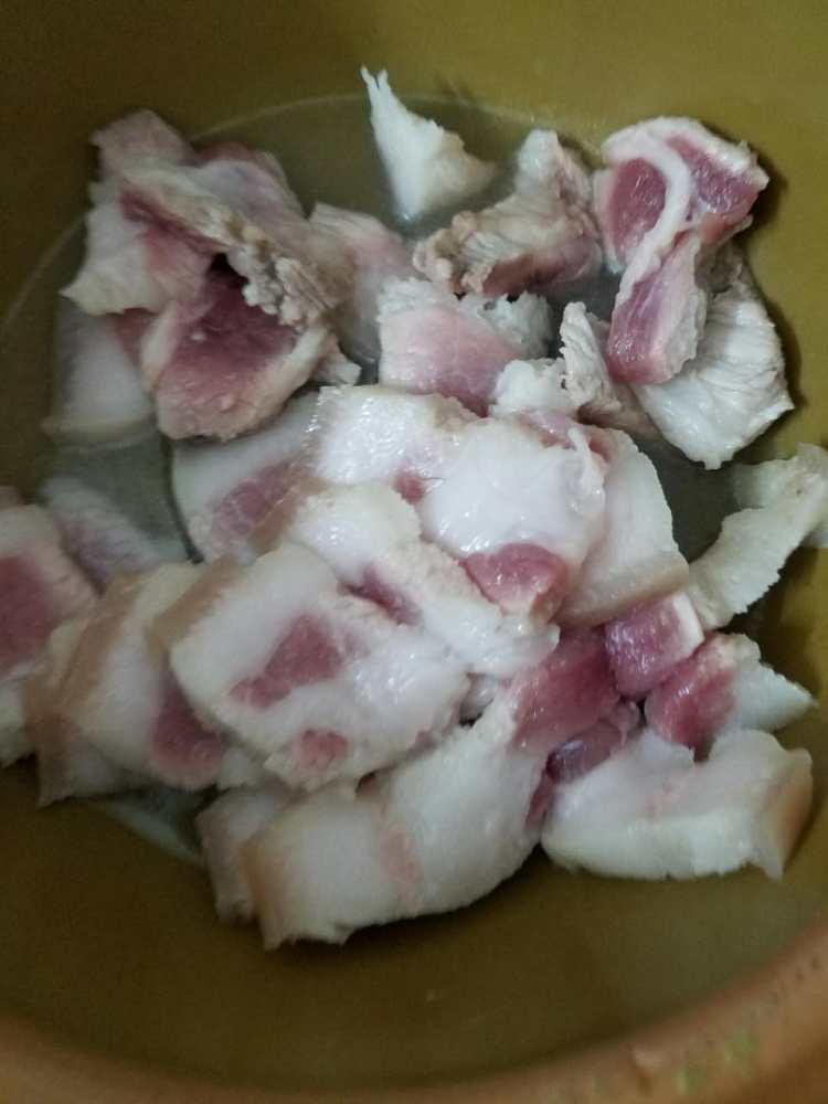 鸡脚猪肉腐竹煲步骤2