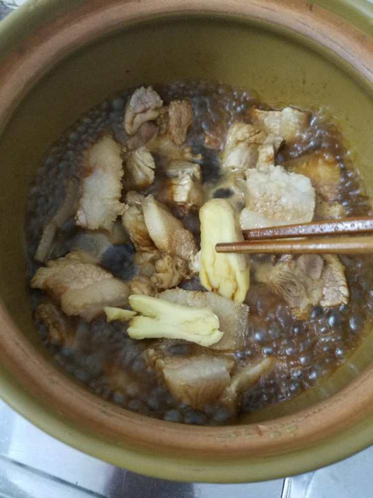 鸡脚猪肉腐竹煲步骤3