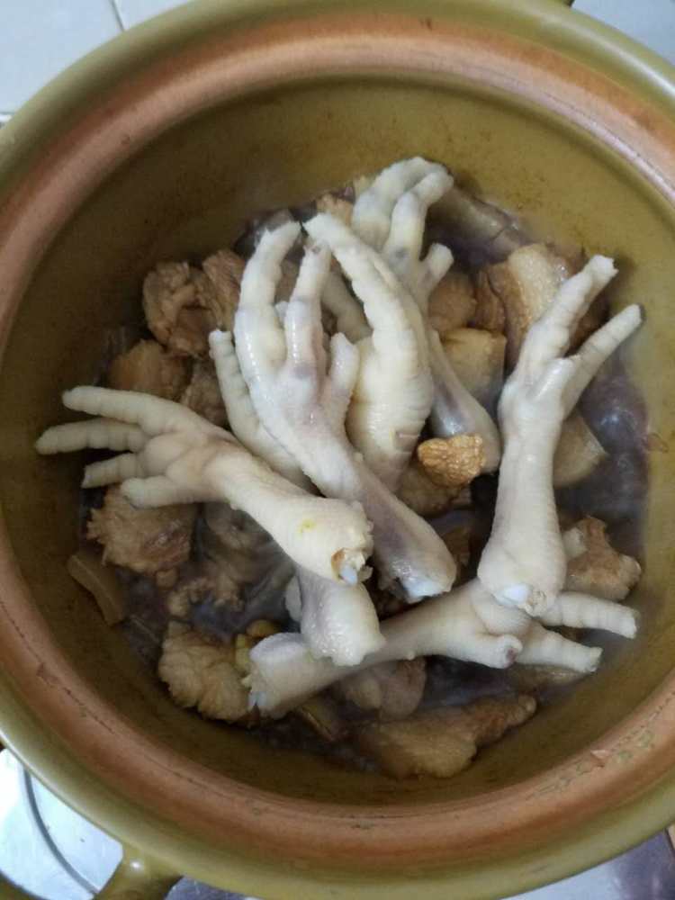 鸡脚猪肉腐竹煲步骤4