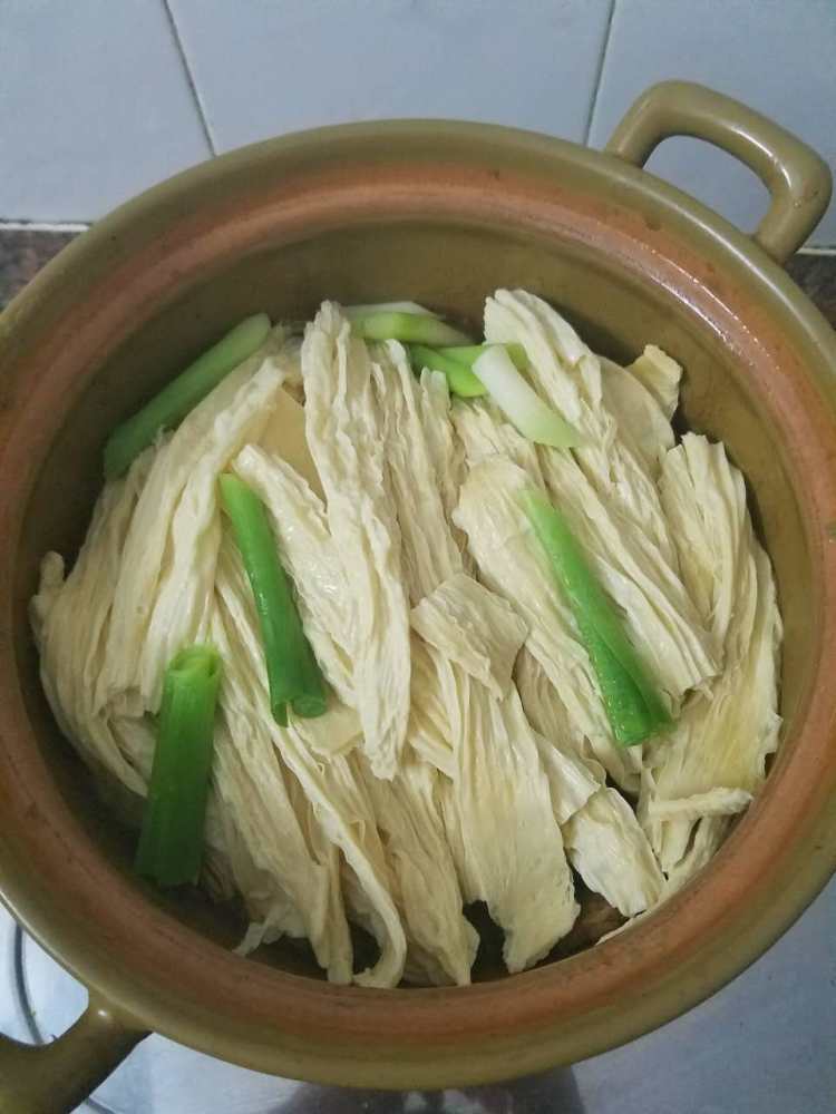 鸡脚猪肉腐竹煲步骤5
