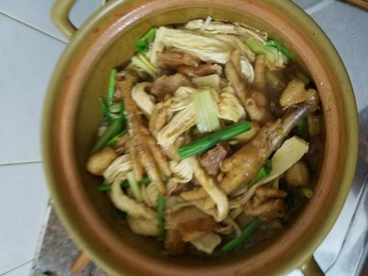 鸡脚猪肉腐竹煲步骤7