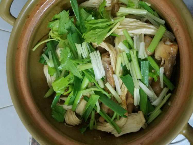 鸡脚猪肉腐竹煲步骤6