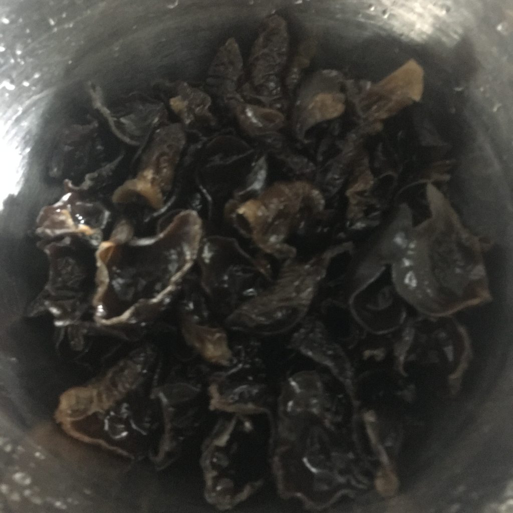 木耳杏鲍菇炒肉步骤1