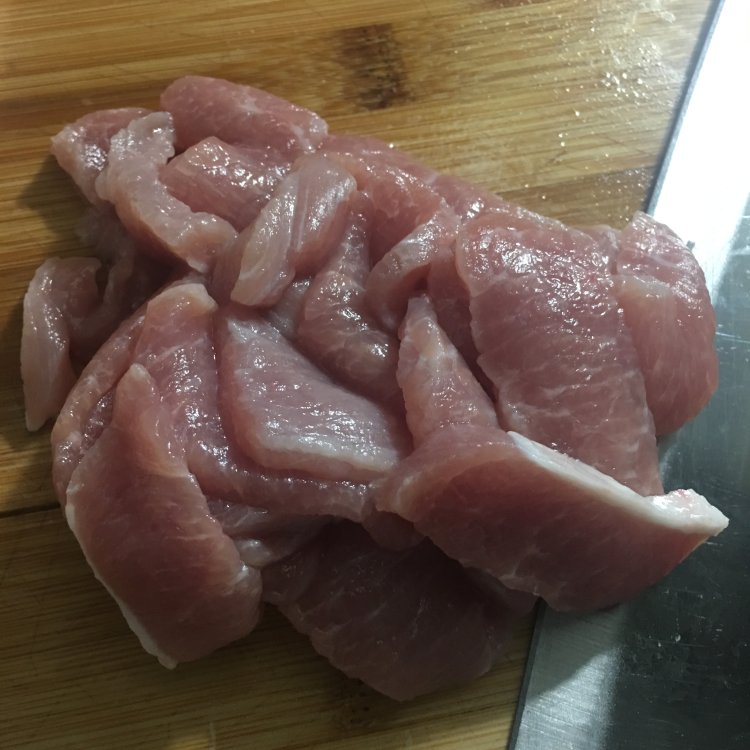 木耳杏鲍菇炒肉步骤3
