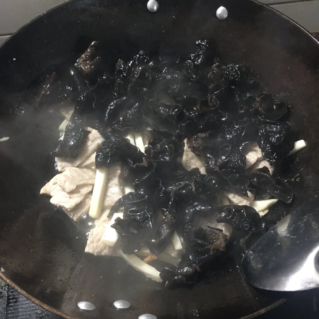 木耳杏鲍菇炒肉步骤6