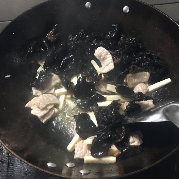 木耳杏鲍菇炒肉步骤7