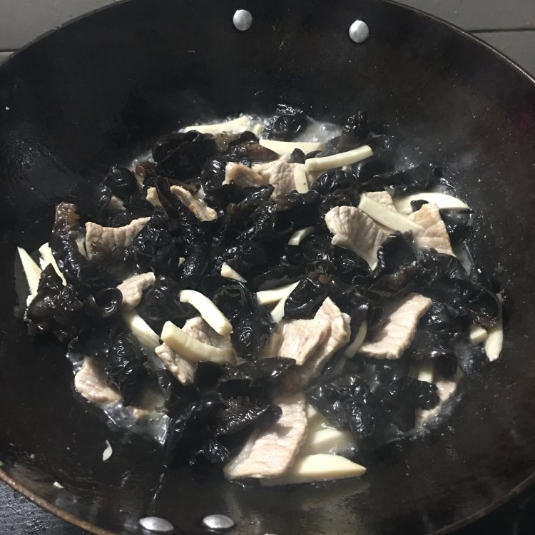 木耳杏鲍菇炒肉步骤8