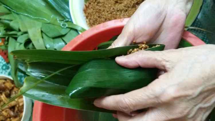 咸肉枕头粽步骤11